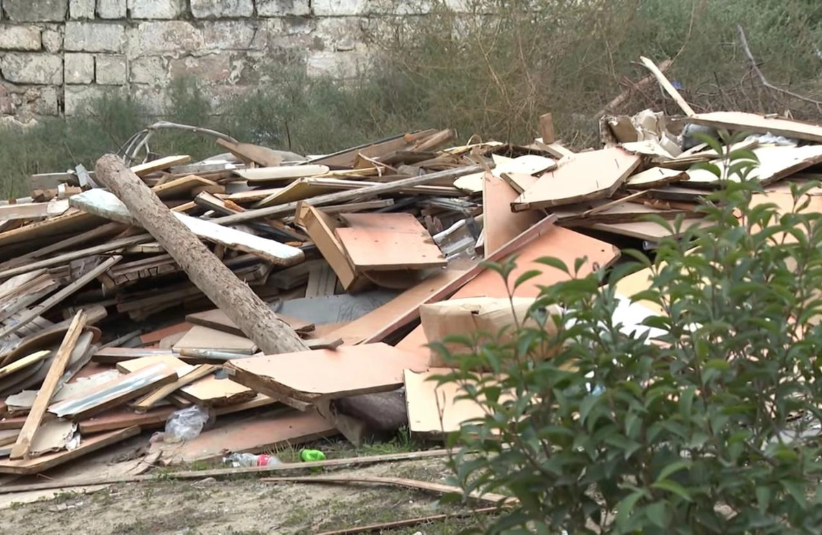 Qalaq-qalaq tullantıların toplandığı 86 illik MƏKTƏB: Zirzəmisindən tavanınadək uçub tökülür