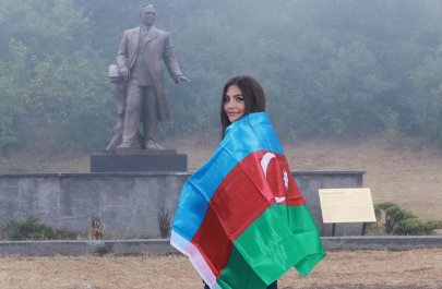 Van Dammın gəlini Şuşadan paylaşım etdi - FOTO