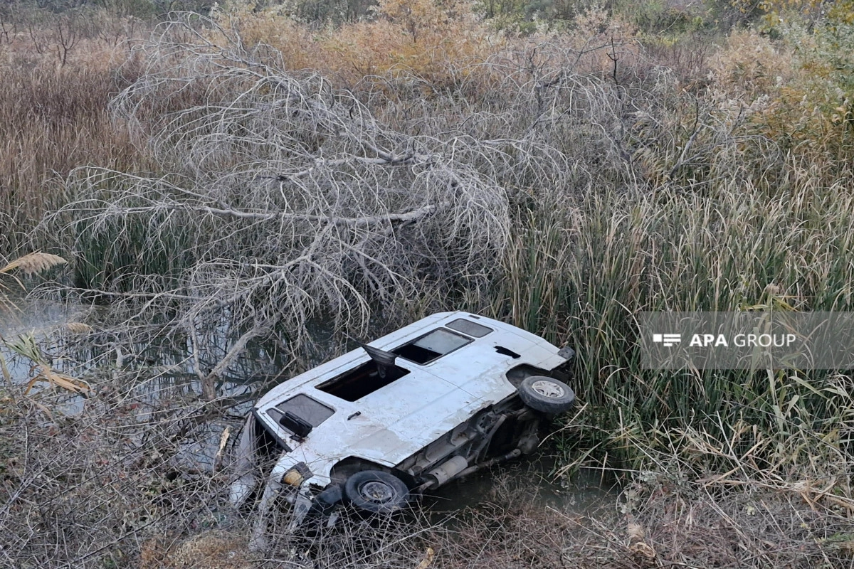 Şəmkirdə mikroavtobus su kanalına aşıb: Xəsarət alanlar var - FOTO