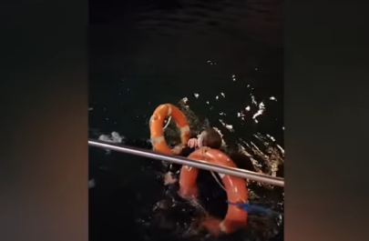 На бакинском бульваре спасен тонущий человек-ВИДЕО