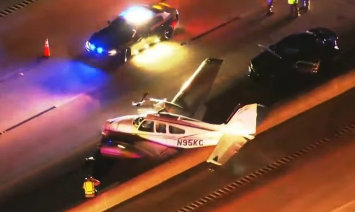 Легкомоторный самолёт врезался в поток машин на автомагистрали в США