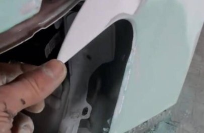 Çin maşınını təmir edən dəmirçi dəhşətə gəldi - Bir barmaqla əyilir - VİDEO