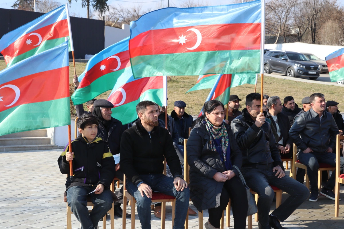 Növbəti köç karvanı Qırmızı Bazar qəsəbəsinə və Məmmədbəyli kəndinə çatıb, açarlar təqdim edilib - FOTO