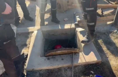 Спасатели МЧС достали мужчину из канализации и передали медикам-ВИДЕО