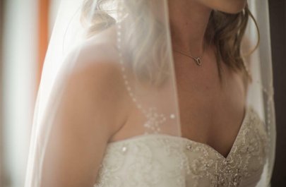 Bəydən toy günü biabırçı HƏRƏKƏT: İçki şüşəsini gəlinin başına boşaltdı - VİDEO