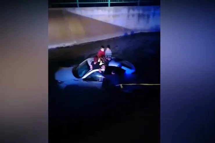 Beyləqanda maşın kanala düşdü: 2-si uşaq olmaqla 4 nəfər xilas olundu - VİDEO