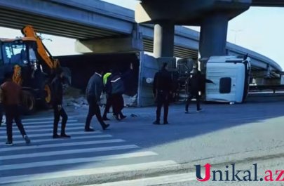 Sulutəpə dairəsində yük maşını aşıb - VİDEO