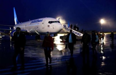 İstanbuldan uçan sərnişinlər təyyarədə qaldı – “Aeroport saat 7-də açılacaq” – VİDEO