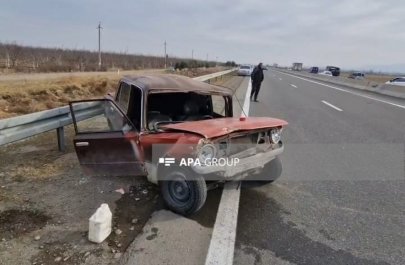 В Шамкирском районе автомобиль врезался в бетонное ограждение, пострадали два человека — ФОТО