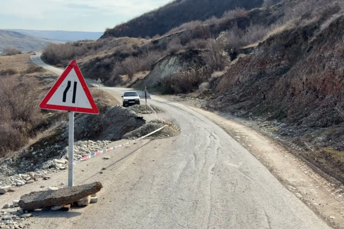 Şamaxı-Qonaqkənd yolunda yenidən torpaq sürüşməsi: Hərəkət üçün təhlükə yaranıb