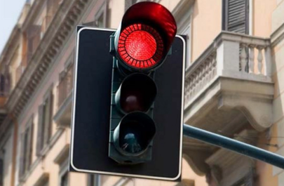 Qırmızıdan keçən maşın avtobusa ÇIRPILDI - FOTO