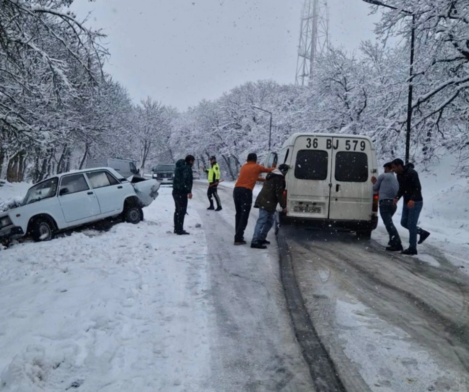 Qar Ağsu aşırımında nəqliyyatın hərəkətini iflic etdi - FOTO