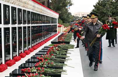 Müdafiə Nazirliyinin rəhbərliyi Şəhidlər xiyabanını ziyarət etdi - VİDEO