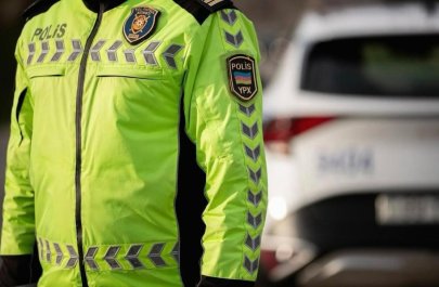 Telefondan istifadə edən sürücü saxlanıldı - VİDEO