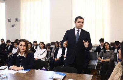 Məktəblərdə mübahisələrin həllində mediasiyanın roluna dair görüşlər keçirilib - FOTO