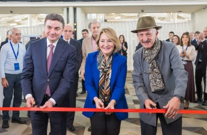 “Yüksələn işıq”: REZA-nın fotosərgisi Heydər Əliyev Beynəlxalq Aeroportunda təqdim olunur