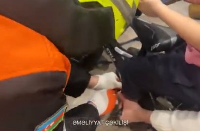 Ayağı velosipedin pedalına sıxılı qalan 3 yaşlı uşaq belə xilas edildi - VİDEO