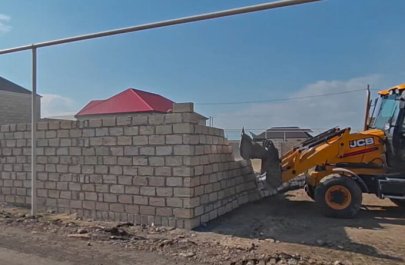Gəncədə qanunsuz tikililər söküldü - FOTO/VİDEO