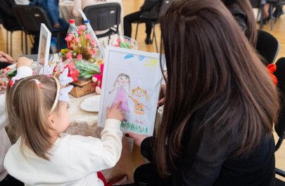 Valideyn himayəsindən məhrum uşaqlar həbsdə olan anaları ilə görüşdü - FOTO