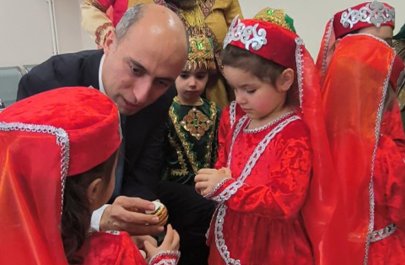 Emin Əmrullayev bağçada uşaqlarla yumurta döyüşdürdü - VİDEO