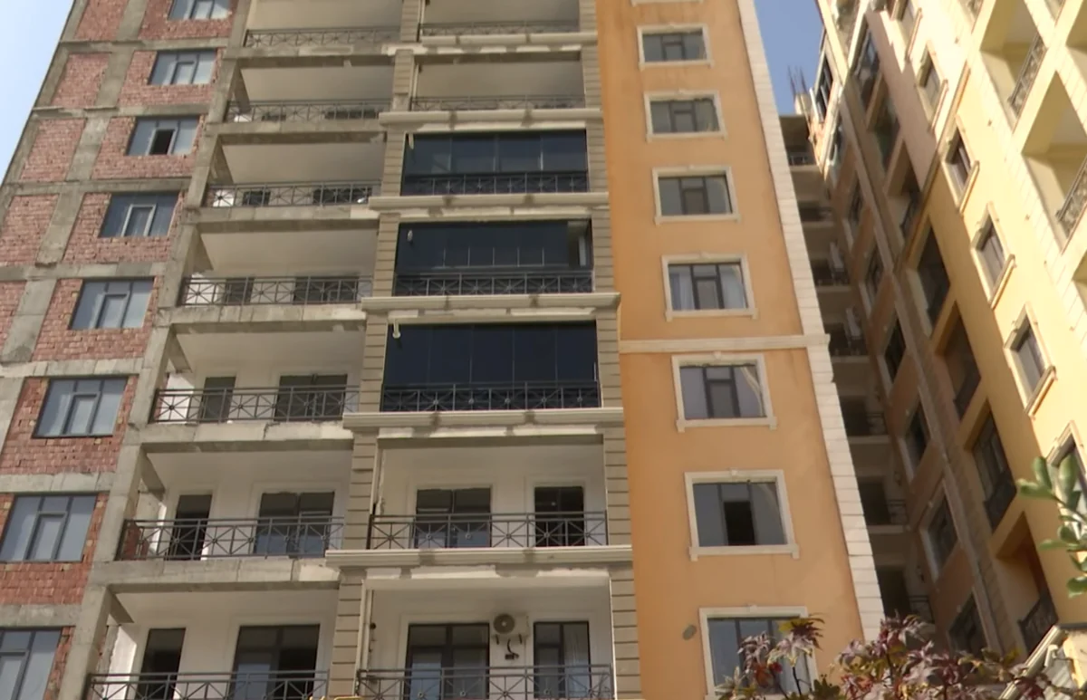 Binanın 11-ci mərtəbəsindən ev aldı, tikinti həmin qata çatanda işlər dayandı - VİDEO
