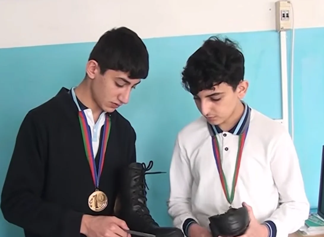 Lənkəranlı şagirdlər əsgərləri minadan qoruyan 