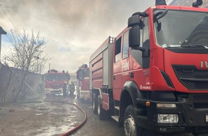 Binəqədidə anbarda baş vermiş yanğın məhdudlaşdırıldı - YENİLƏNİB + FOTO/VİDEO