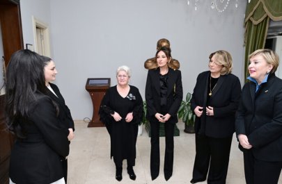 Mehriban Əliyeva Tbilisidə Mirzə Fətəli Axundzadə adına Azərbaycan Mədəniyyəti Muzeyi ilə tanış olub - FOTO