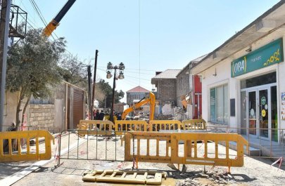 Üzərində evlər tikildiyinə görə çökən kollektorun qəzalı hissəsi dəyişdirilir - FOTO/VİDEO