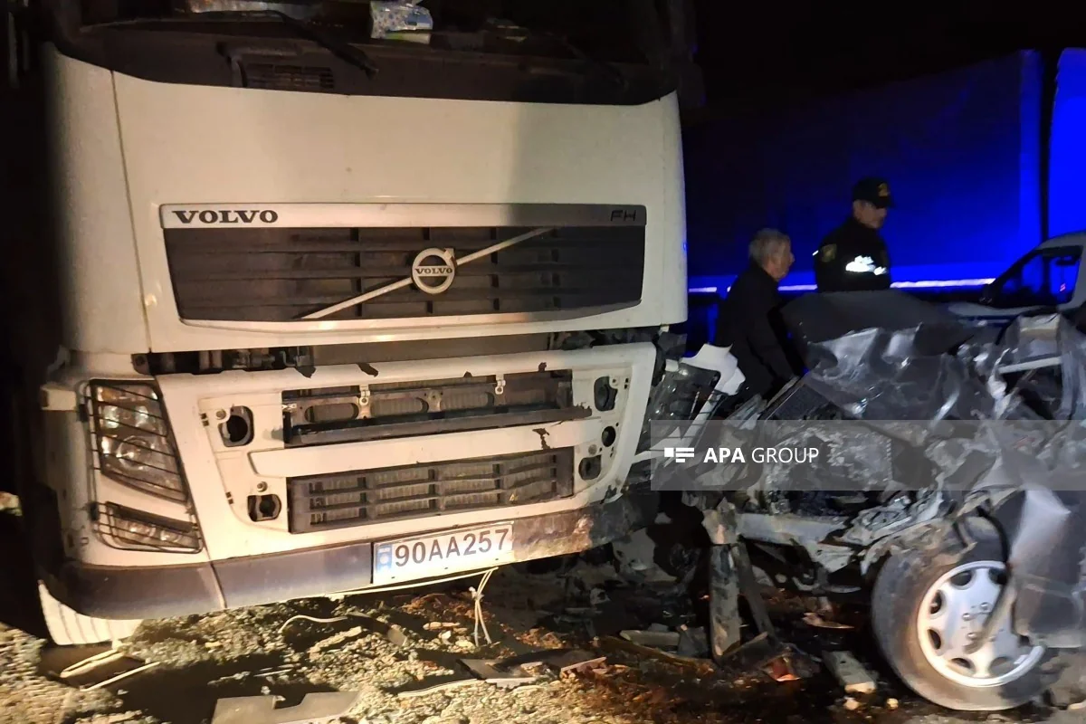 Qazaxda minik maşını TIR-a çırpıldı: Toydan qayıdan üç nəfər xəsarət aldı - FOTO