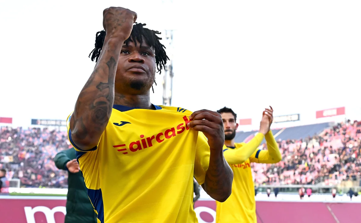 Футболист итальянского клуба подрался с болельщиком из-за фотографии - ВИДЕО