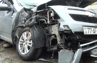 Qubada maşın ağaca çırpıldı: Ölən var - FOTOLAR