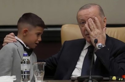 Ərdoğan göz yaşlarını saxlaya bilmədi - VİDEO