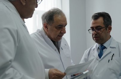 Səhiyyə Nazirliyindən 10 saatlıq unikal əməliyyat: pasiyentin öz sümüyü ilə yeni çənə quruldu