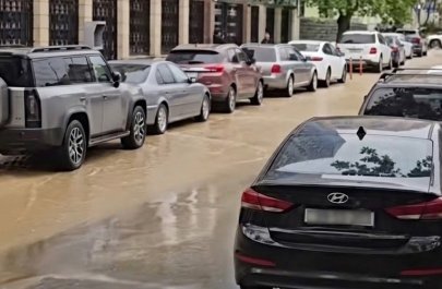 Bakıda boru partladı, küçəni su basdı - VİDEO